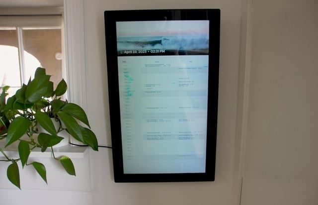 Digital kalender med veckoplanering visas på en väggmonterad skärm