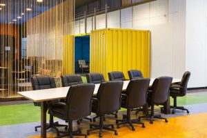 Modernt konferensrum i Stockholm med industriell design och färgstark inredning.