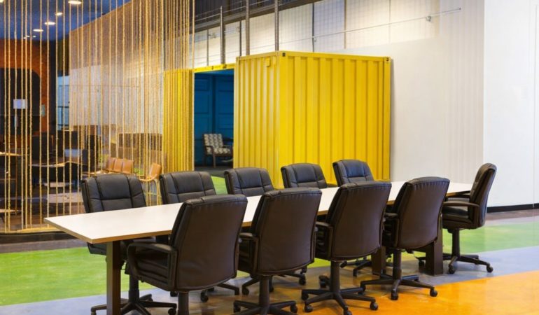 Modernt konferensrum i Stockholm med industriell design och färgstark inredning.